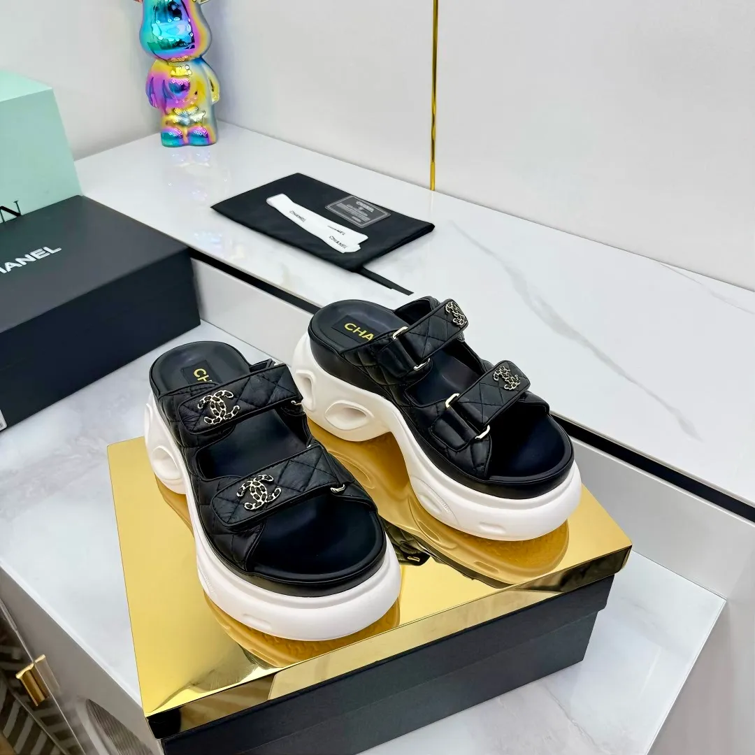 👟👟Ex-factory price 680👟👟 Top version... Chanel｜Chanel Xiaoxiang Velcro Beach Slippers Slippers Casual Beach Shoes 25ss Spring and Summer New Style! Beach shoes are a hit all over the internet! The latest model from the counter, I am still willing to buy it on my feet. It must be ranked among the most popular models. It is invincible in all seasons. Various bloggers and Internet celebrities can see the matching styles. Highly recommended. Pearlescent sheepskin upper, sheepskin lining, suede for feet. Original open-molded TPU outsole size: 35-40 (customized for 40 and 41). Full set of original packaging 👉 👉 👉 👉 👉